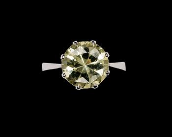 RING, ljusgul fasettslipad chrysoberyl.