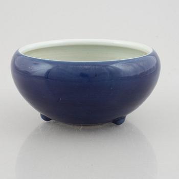 A Chinese powder blue porcelain censer, late Qing dynasty / early 20th century.