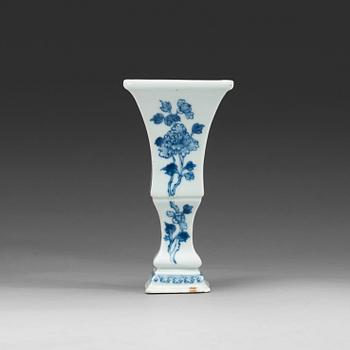 A blue and white vase, Qing dynasty, Qianlong (1736-95).