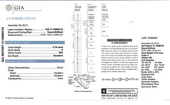 RING, 18 k vitguld med briljantslipad diamant, enl cert 0.76 ct. Vikt ca 2,4 g.