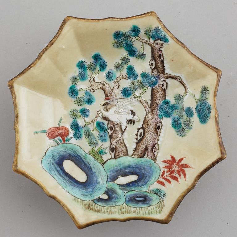 A famille rose table lamp made out of a lantern, and a teapot, dish and jar, late Qing dynasty.