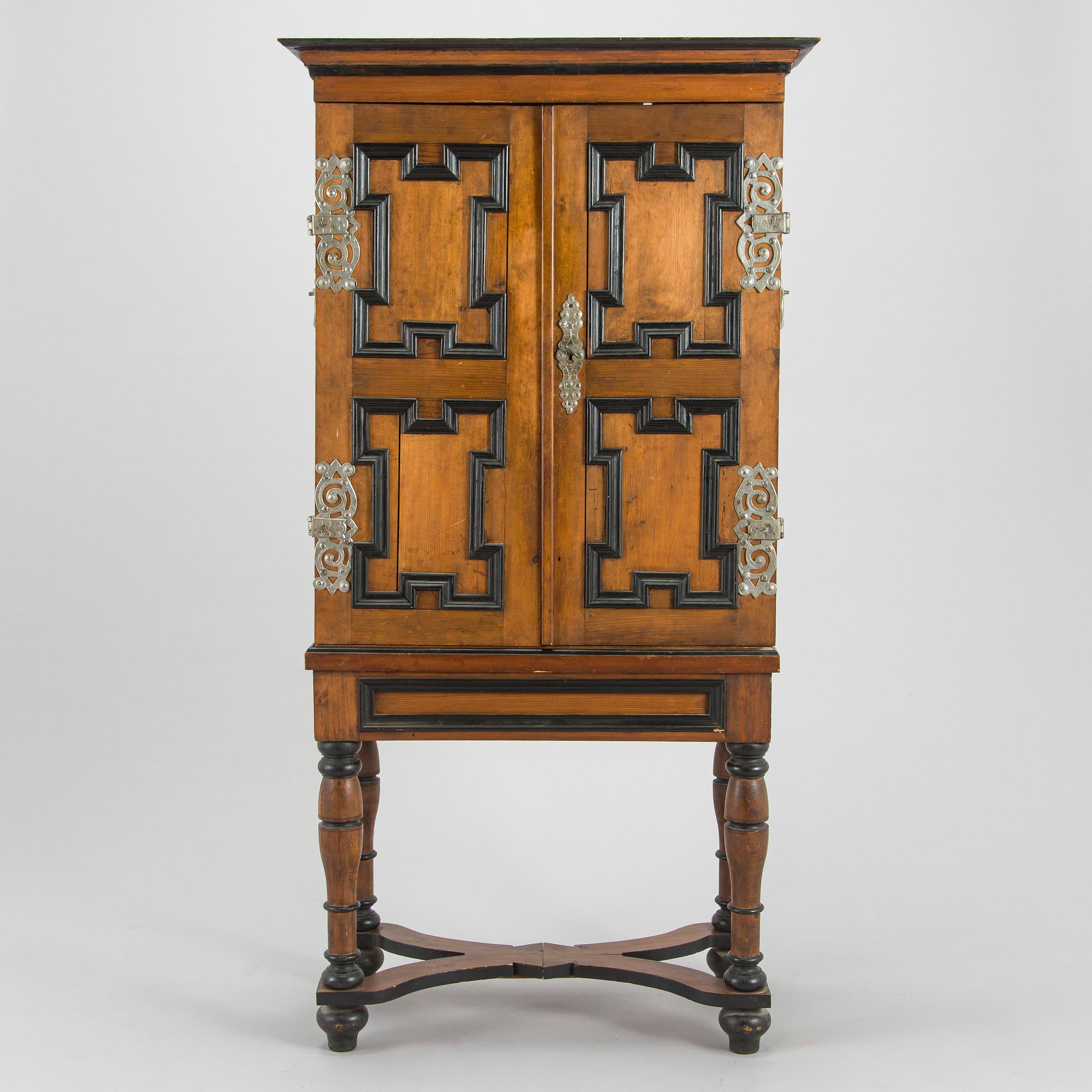 Kaappi/kabinettikaappi, barokkityyli, 1800/1900-luku.