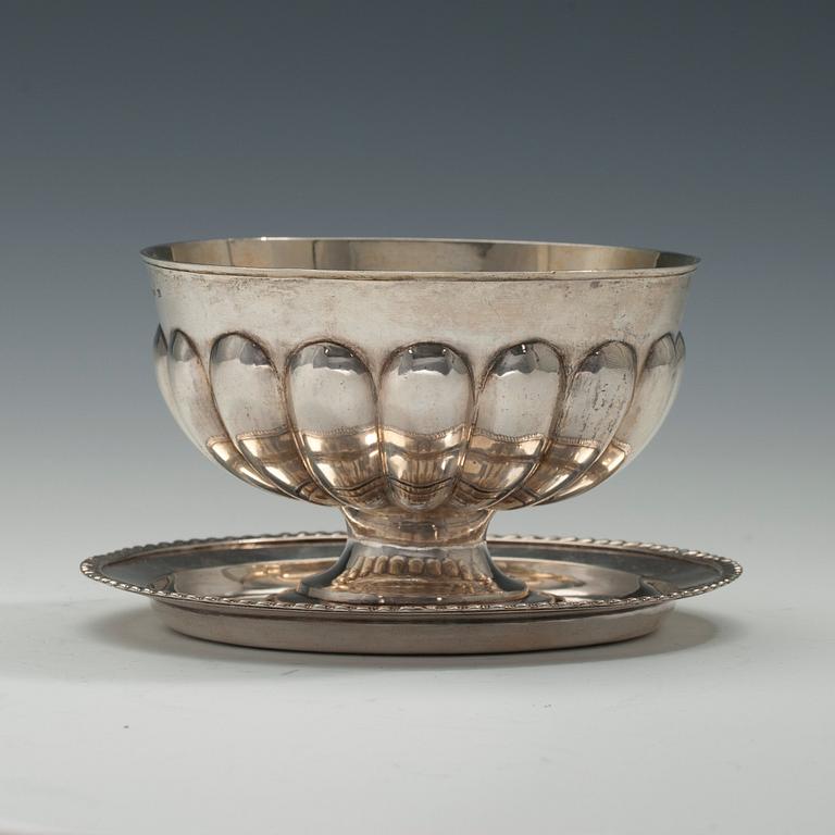 A SAUCE BOWL WITH PLATE, silver. Gustaf Grönholm, Helsinki 1834. Height 9 cm. Weight 275 g.
