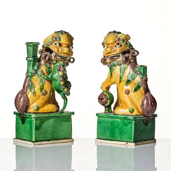 A pair of green and yellow glazed joss stick holders, Qing dynasty, Kangxi (1662-1722).