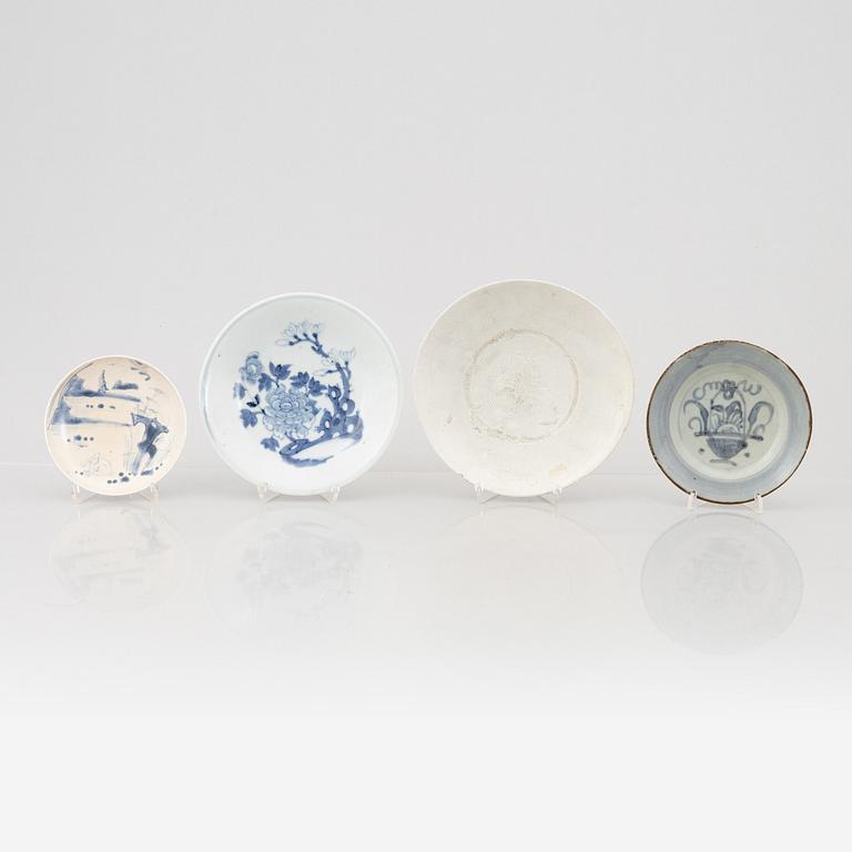 Four ceramic dishes, Qing dynasty, including Kangxi (1662-1722).