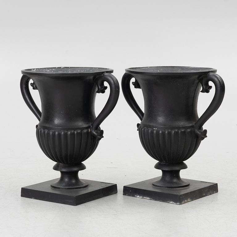 A pair of "Prakturnan" urns, Byarums Bruk, 21st century.