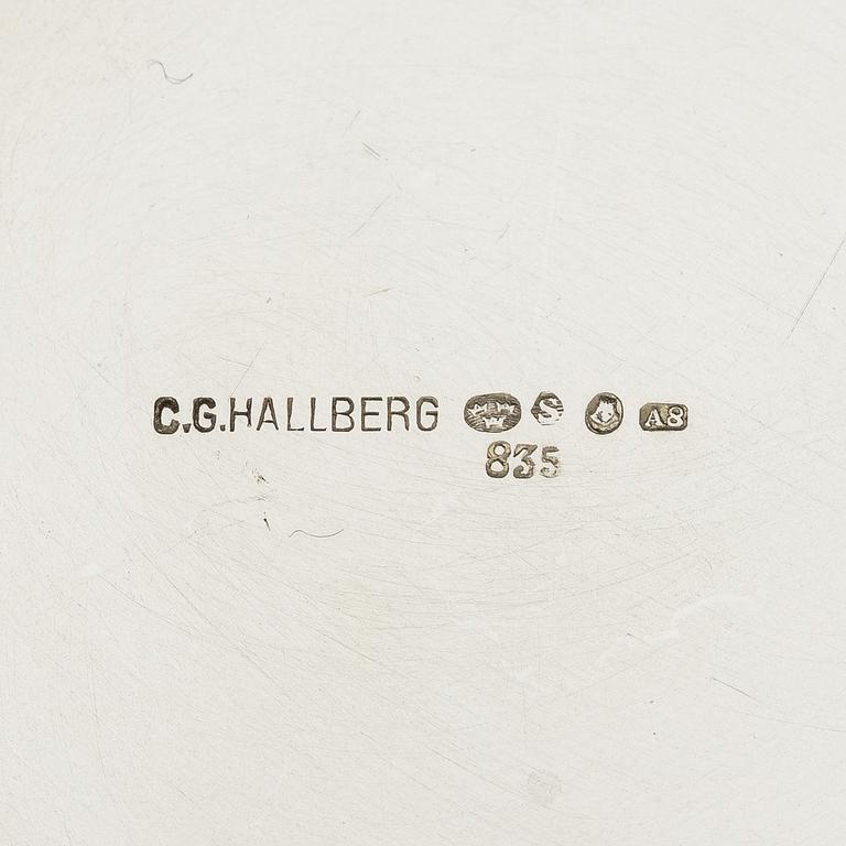 A silver coffee pot, cream jug and sugar bowl, Swedish import mark of CG Hallberg, Stockholm 1927.