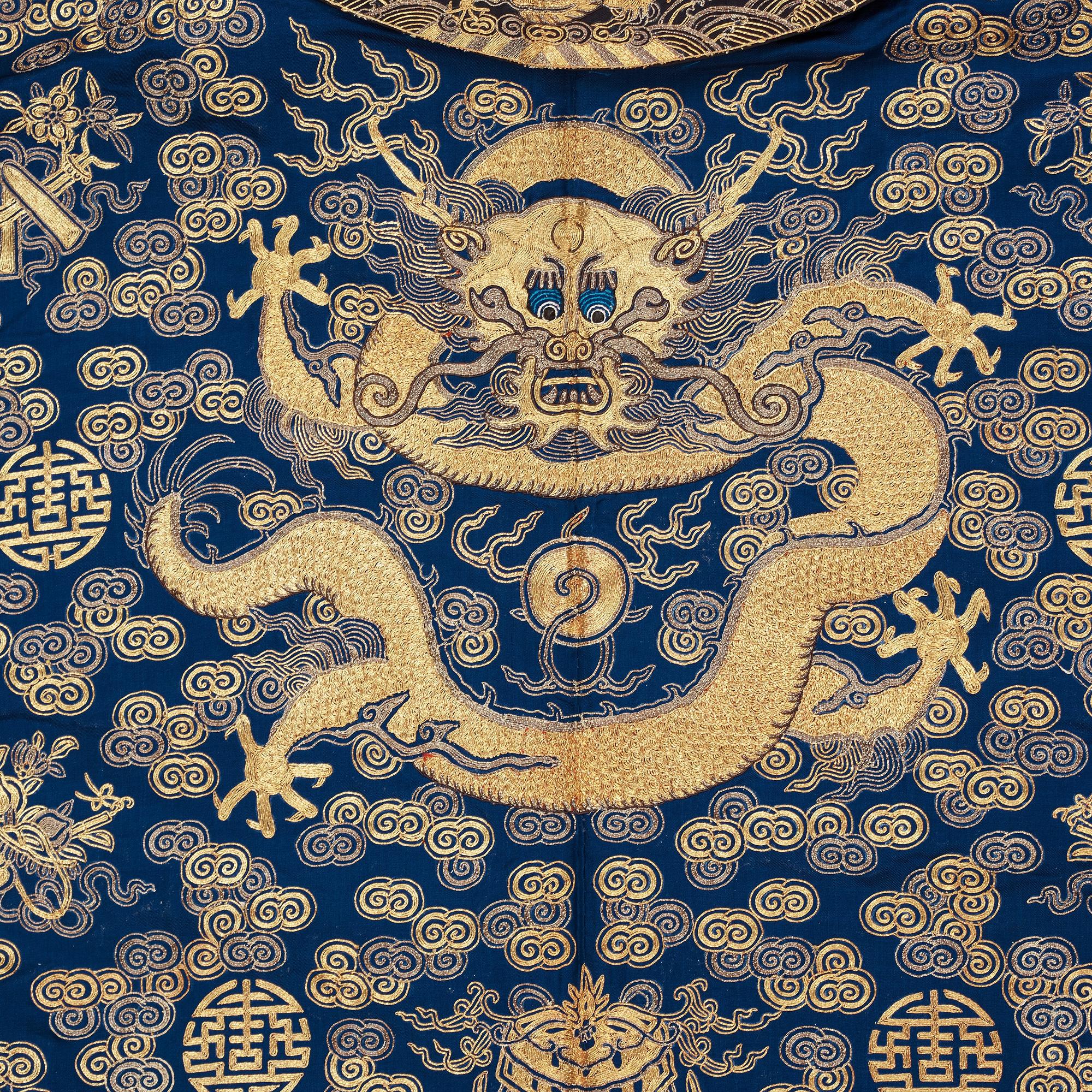 ROBE. Embroidered silk. Height 129 cm. China late Qing dynasty.