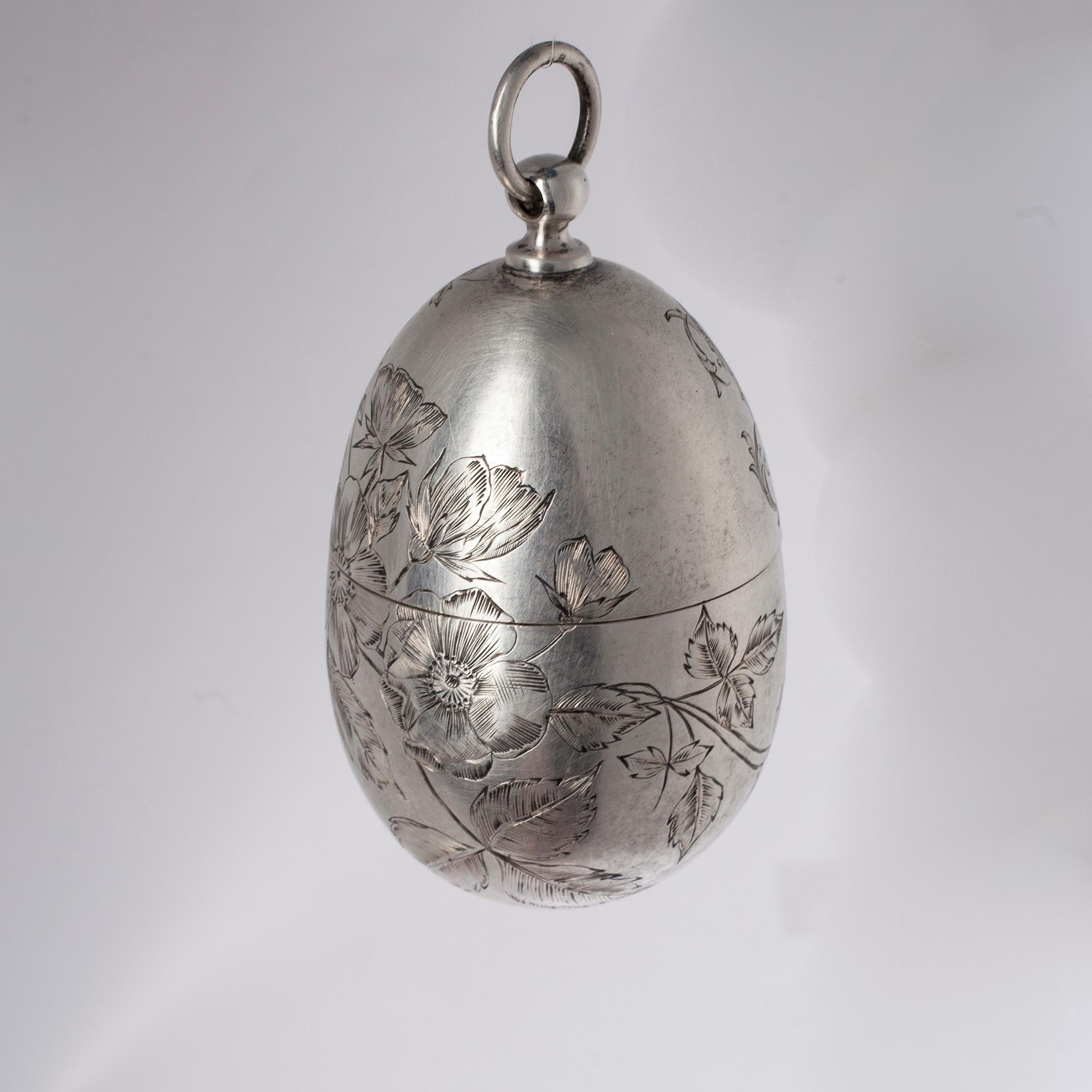DEKORATIONSÄGG, silver, märkt А.Л (A.L) S:t Petersburg 1882-1899. Tot. vikt 126,5 g.