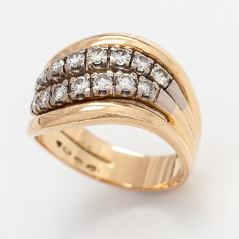 Ring, 14K guld och briljantslipade diamanter.