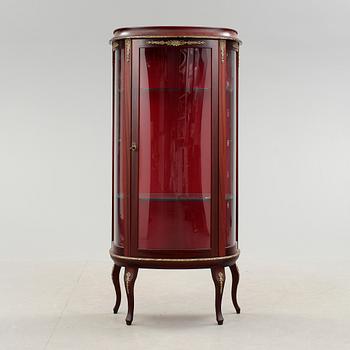 VITRINSKÅP, rokokostil, 1900-talets andra hälft.