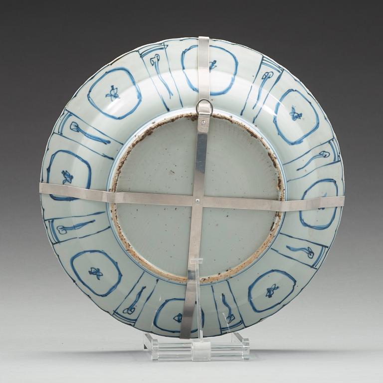 A blue and white kraakdish, Ming dynasty, Wanli (1572-1620).