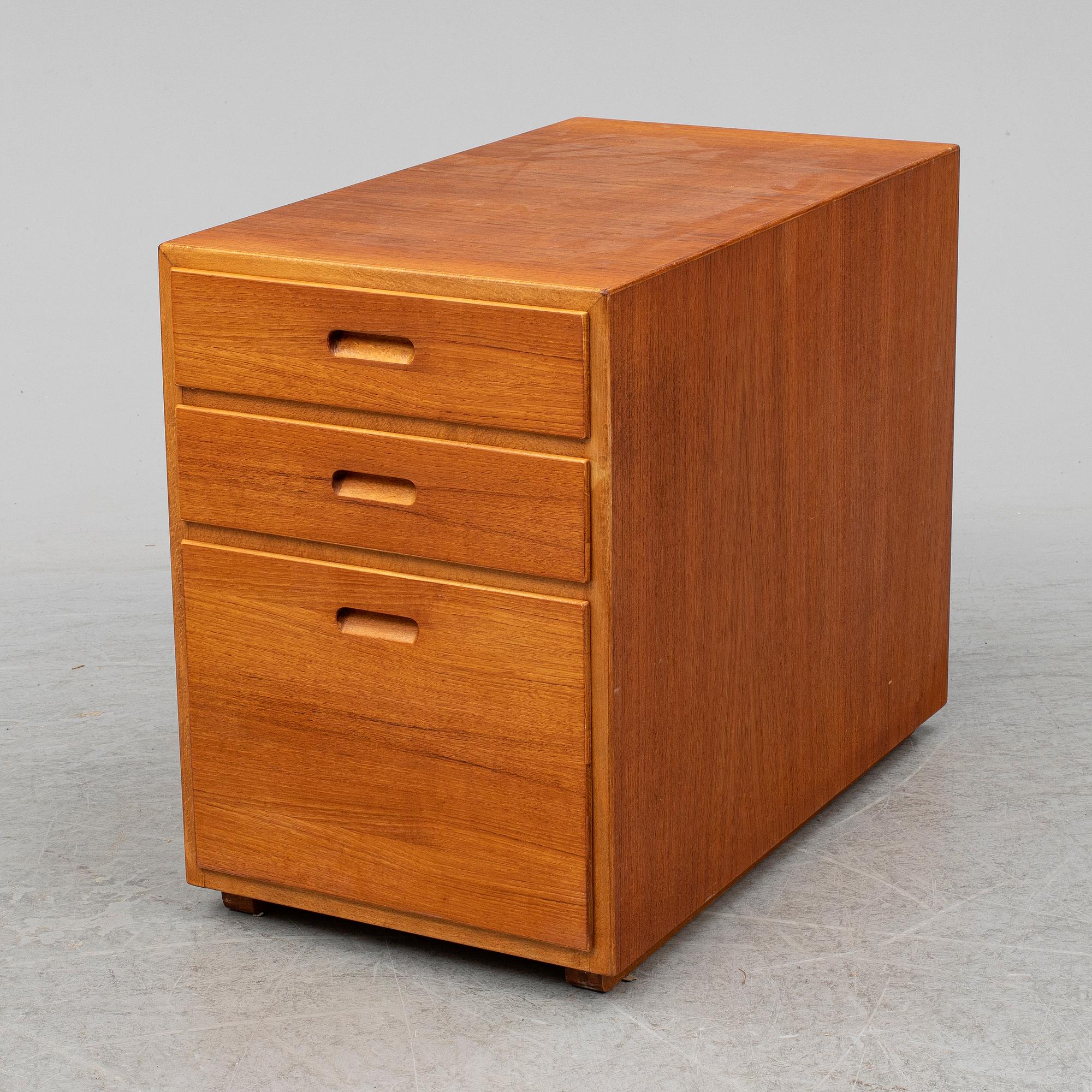 NILS JONSSON, a desk with chest of drawers, late 20th century.