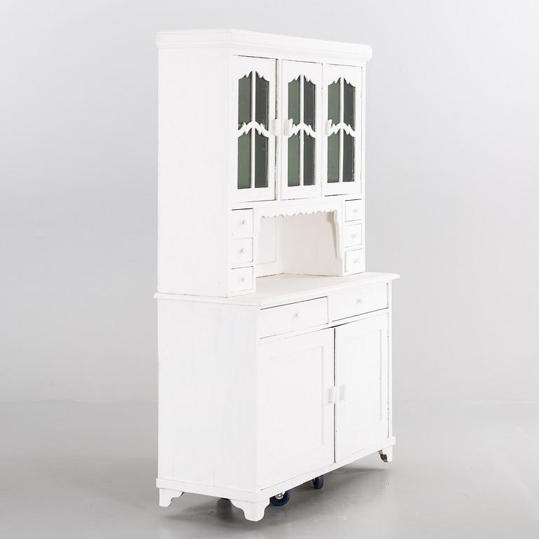 AN EARLY 20TH CENTURY CABINET.