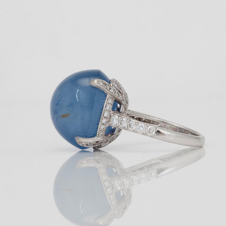 RING med obehandlad Ceylon cabochonslipad stjärnsafir ca 42 ct och diamanter.