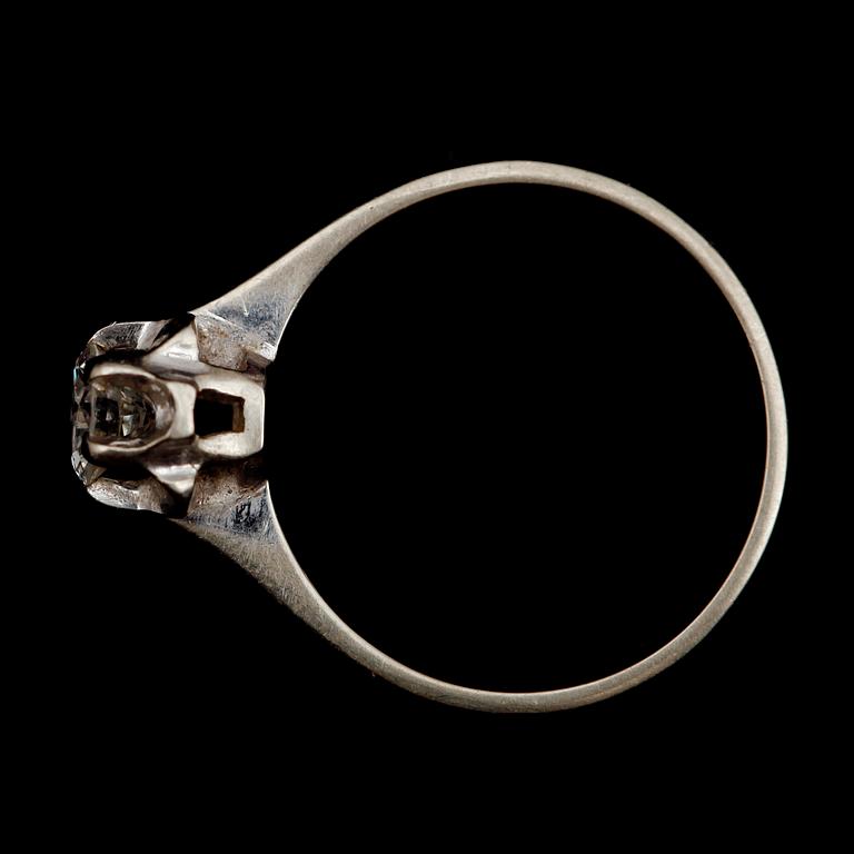 RING, 18 k vitguld, med briljantslipad diamant 0.45 ct enligt gravyr. Total vikt ca 2 g.