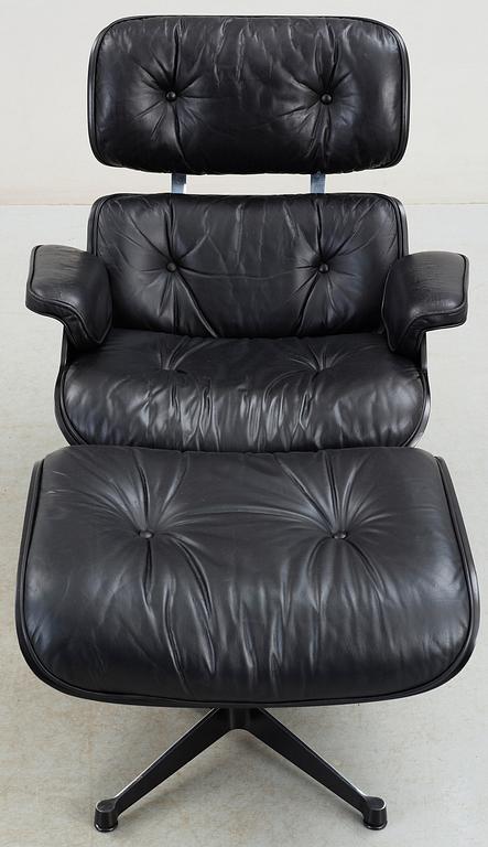 FÅTÖLJ med OTTOMAN, Charles & Ray Eames, "Lounge Chair", modellen formgiven 1956. Vitra/Herman Miller.