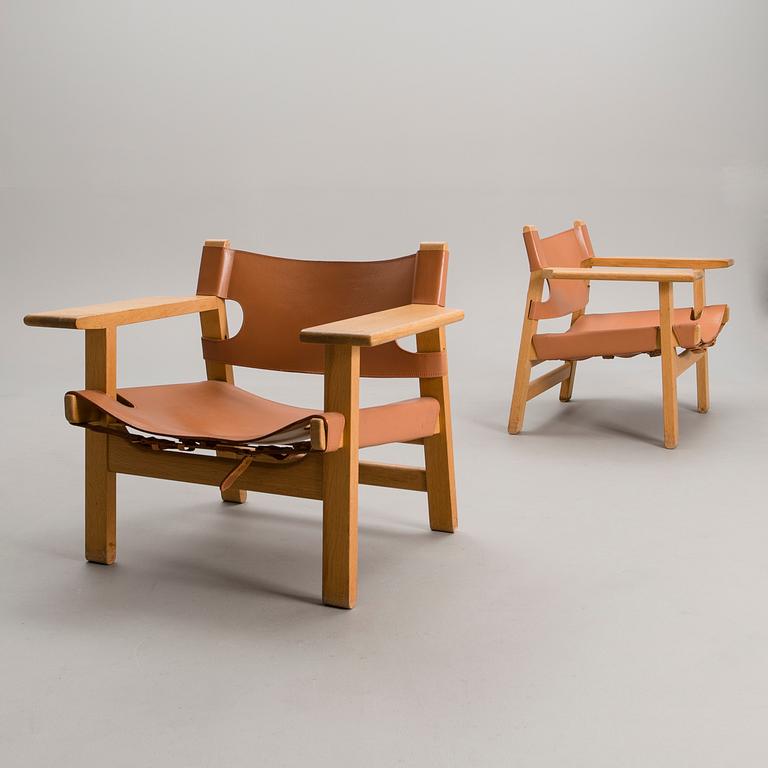 BØRGE MOGENSEN, A SET OF FOUR CHAIRS AND A TABLE. Spanish Chair.  Label marked Fredericia Stolefabrik, Denmark.