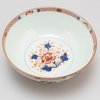 A famille rose and imari 'mandarin' figural export porcelain bowl, Qing dynasty, Qianlong (1736-95).