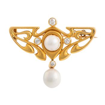 A brooch in 14K gold with pearls and old-cut diamonds.