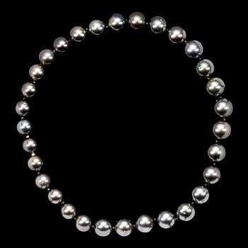 1096. A cultured Tahiti pearl necklace, 14,5-12 mm.