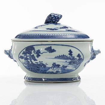 Terrin med lock, porslin. Qingdynastin, Jiaqing (1796-1820).