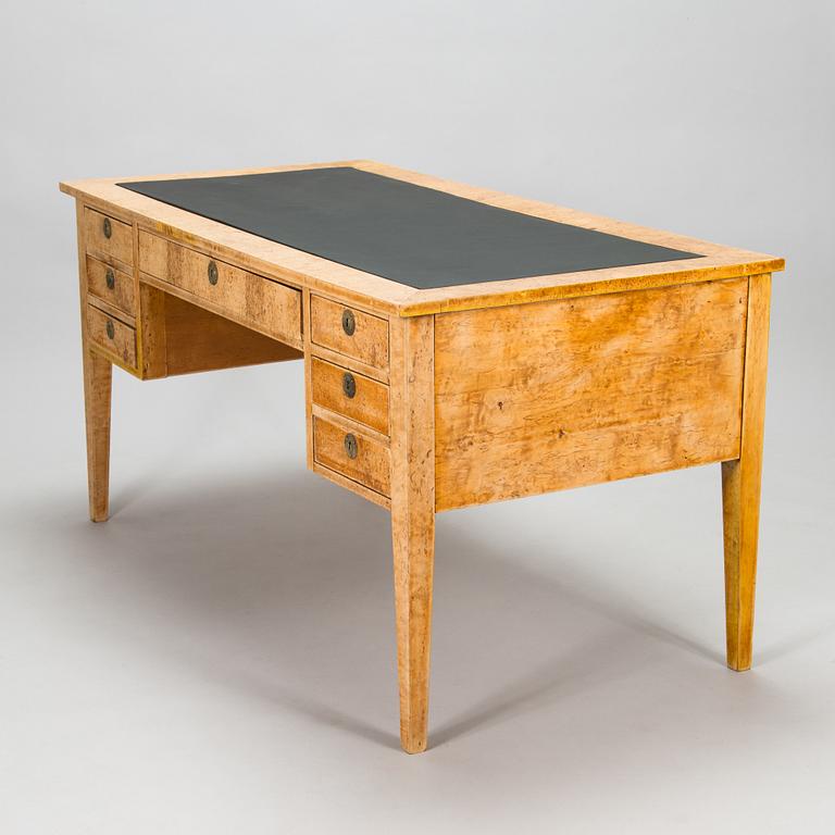 Skrivbord, masurbjörkfanerat, 1800-talets slut.
