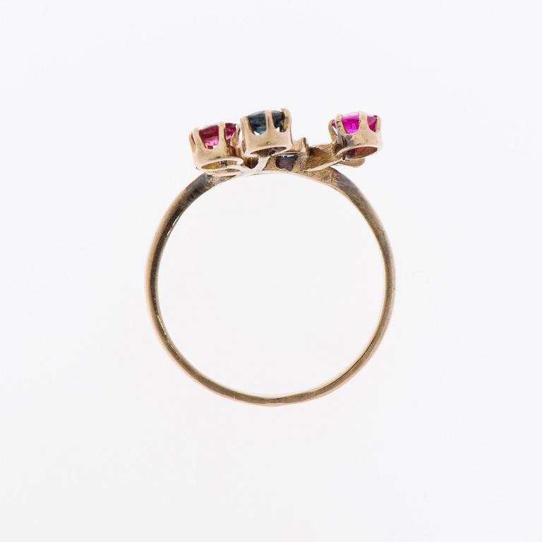 RING, 14K (56) guld, diamant, rubiner, safirer. Moskva 1907-1917.