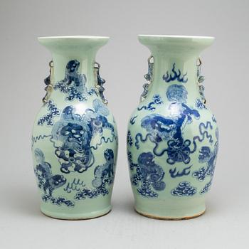 A pair of blue and white vases, Qing dynasty, late 19th century.