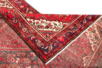 A Hamadan carpet, c. 299 x 159 cm.