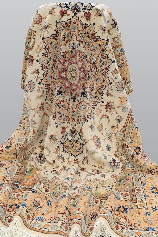 A carpet, Tabriz, ca 385 x 247 cm.