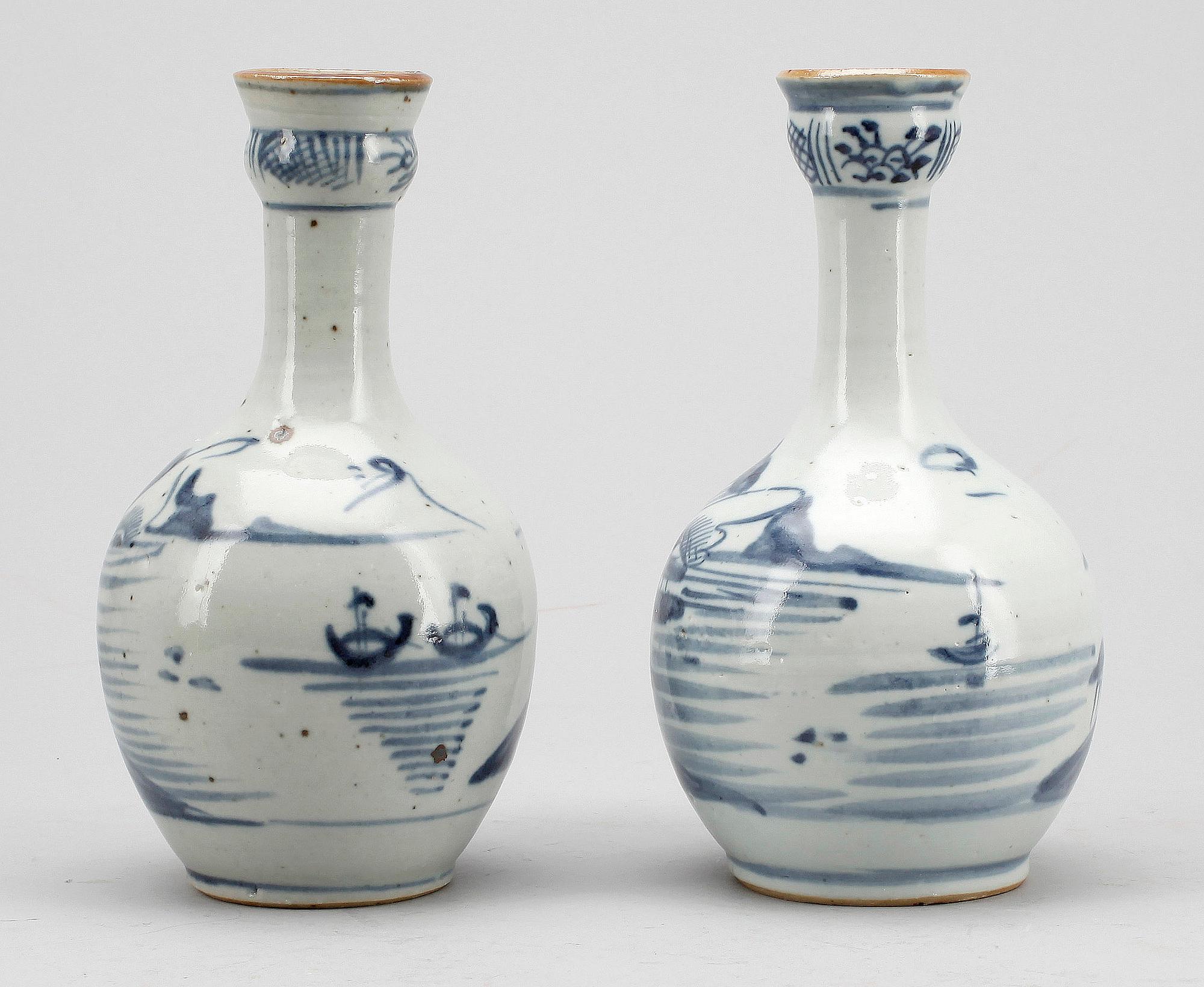 FLASKOR, 2 st, porslin, Kina, 1900-tal.