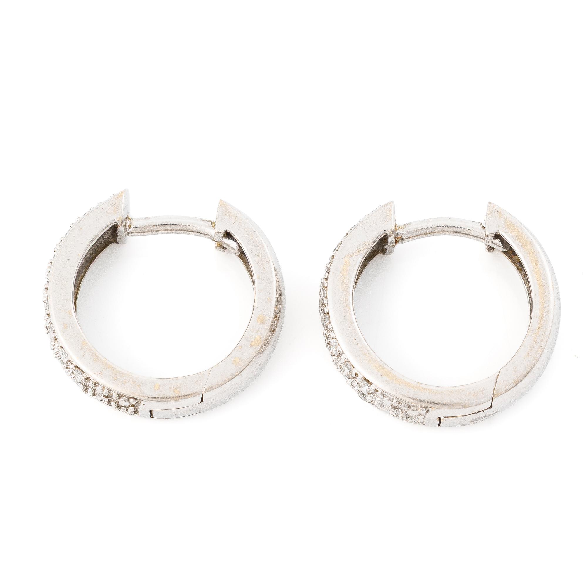 Ett par örhängen 18K vitguld med runda briljantslipade diamanter.