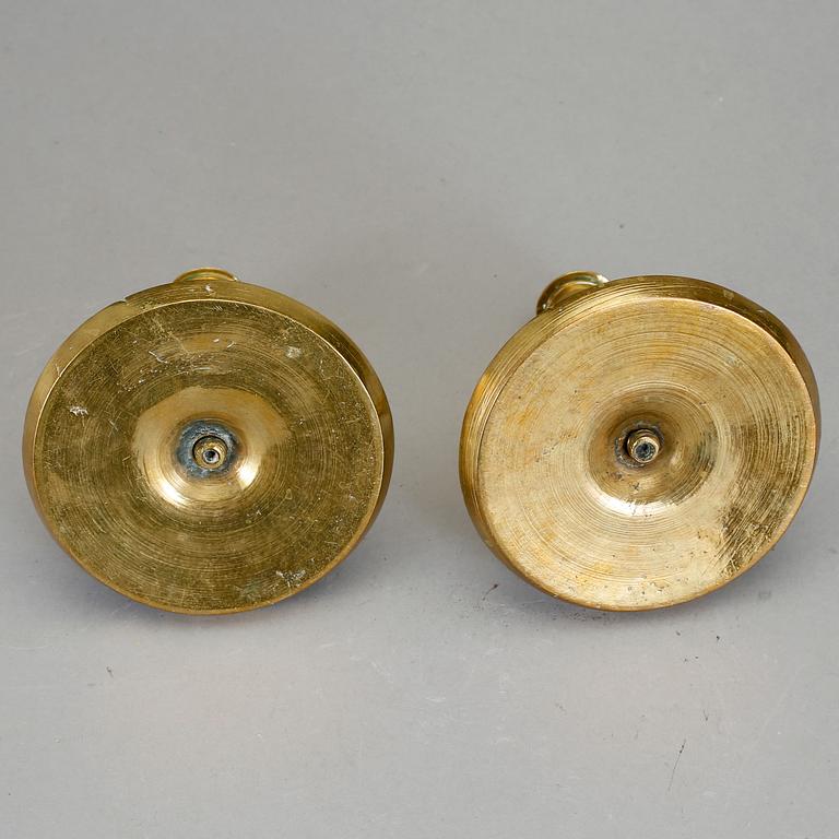 LJUSSTAKAR, 2 st närmast identiska, mässing. Senbarock, 1700-talets mitt.