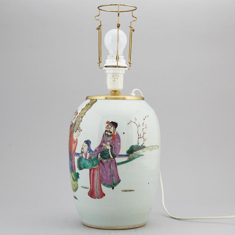 A famille rose jar, turned into a table lamp, Qing dynasty, circa 1900.