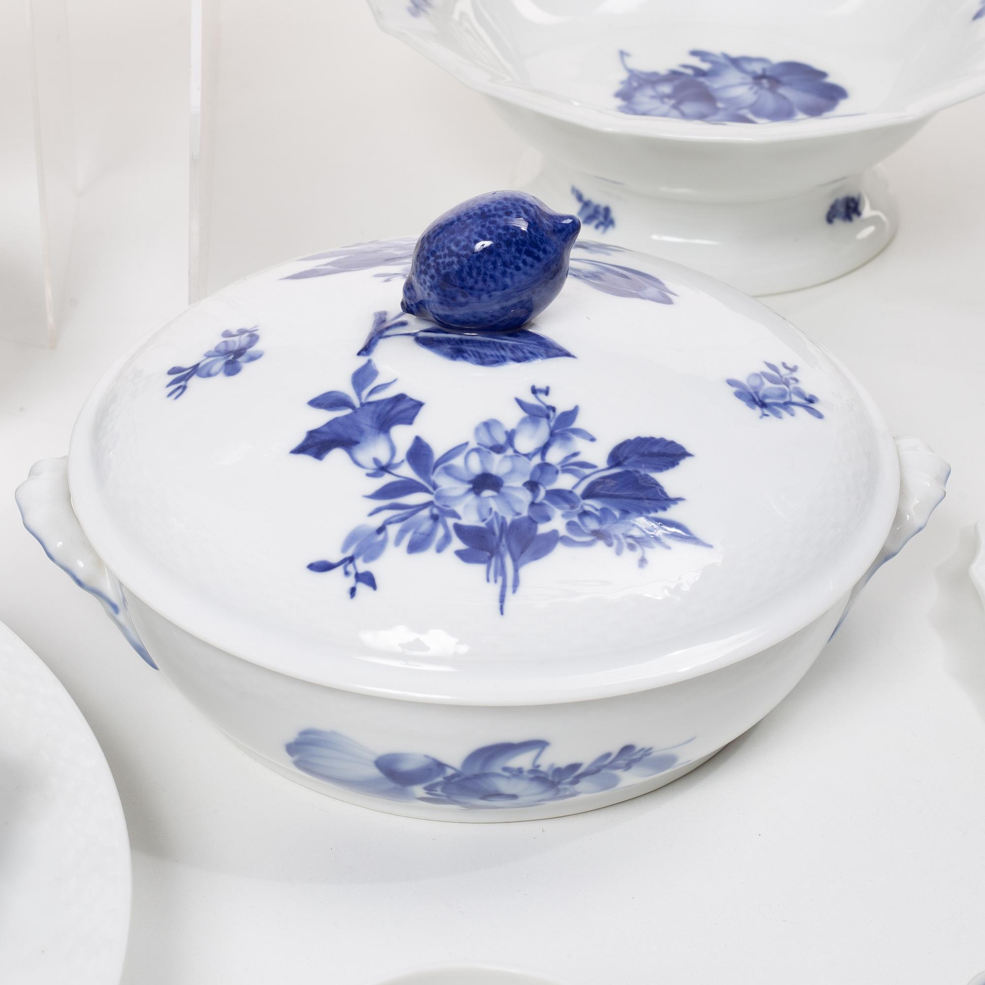 Royal Copenhagen, Dinner service, 77 pieces, Blå blomst.