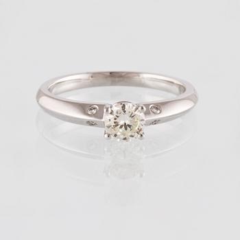 RING, 18K vitguld med briljantslipad diamant 0.47 ct samt 4 små briljantslipade diamanter 0.03 ct. Vikt 3,0 gram.