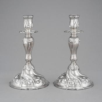LJUSSTAKAR, ett par, silver, rokokostil, svenska importstämplar, 1900-tal. Vikt ca 933g.