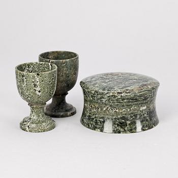 DOSA samt ÄGGKOPPAR, 2 st, kolmårdsmarmor, 1800/1900-tal.