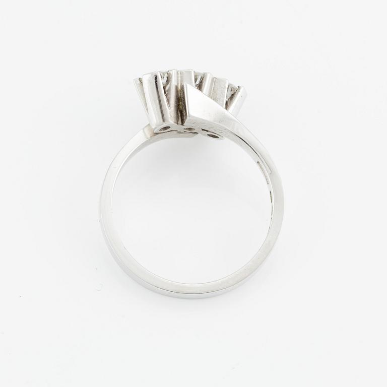 Ring, 18K white gold with brilliant cut diamonds.