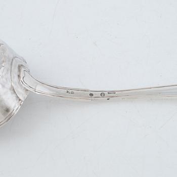 A Swedish 18th century Gustavian silver suger bowl with lid and a sprinkle spoon, marks of Erik Ernander, Uppsala 1790.