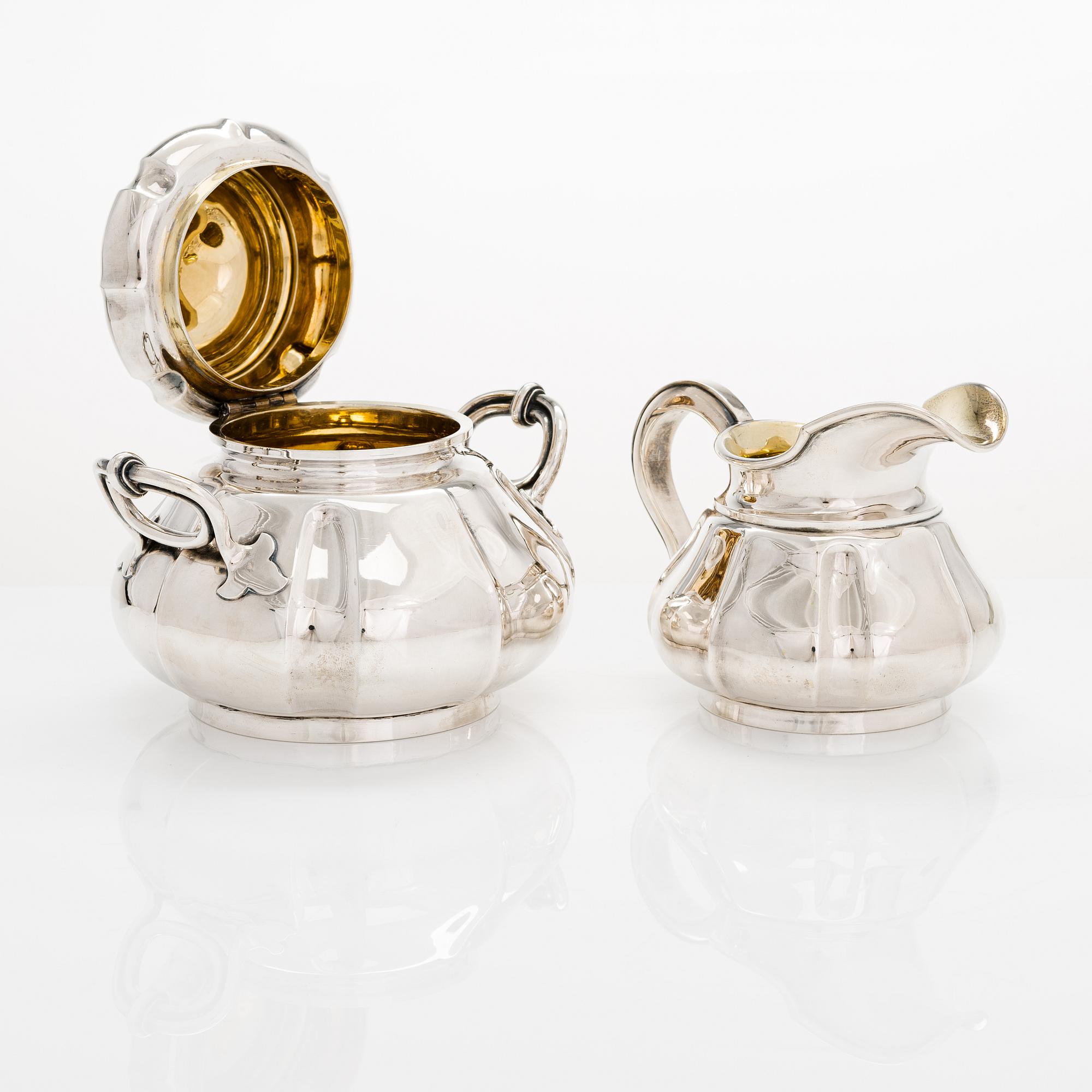 Sazikov, Sockerskrin och mjölkkanna, Kejserlig hovleverantörsstämpel Sazikov, S:t Petersburg 1860.