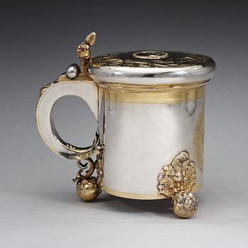 A Baltic late 17th century/early 18th century parcel-gilt tankard, marks of Israel Caroli, Riga (1691-1709).