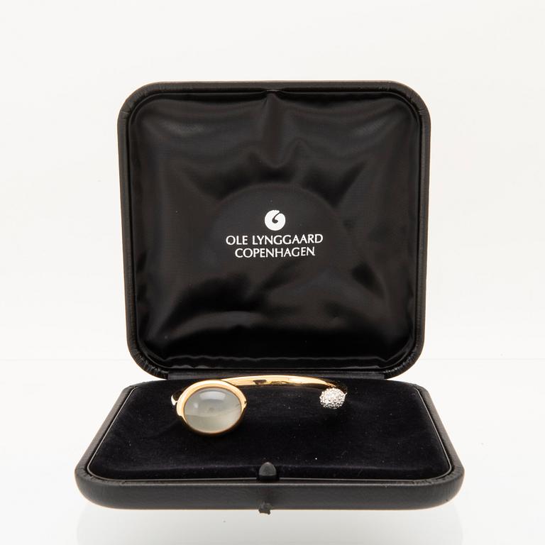 Ole Lynggaard, stelt armband "Emeli" 18K guld med en cabochonslipad månsten samt runda briljantslipade diamanter.