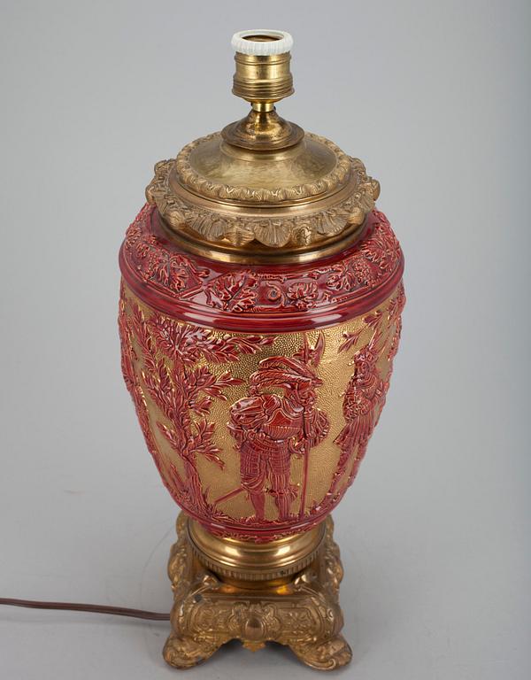 BORDSLAMPA/OLJELAMPA, brons och majolika, sekelskiftet 1800/1900.