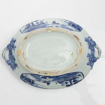 Terrin med lock, porslin. Qingdynastin, Jiaqing (1796-1820).