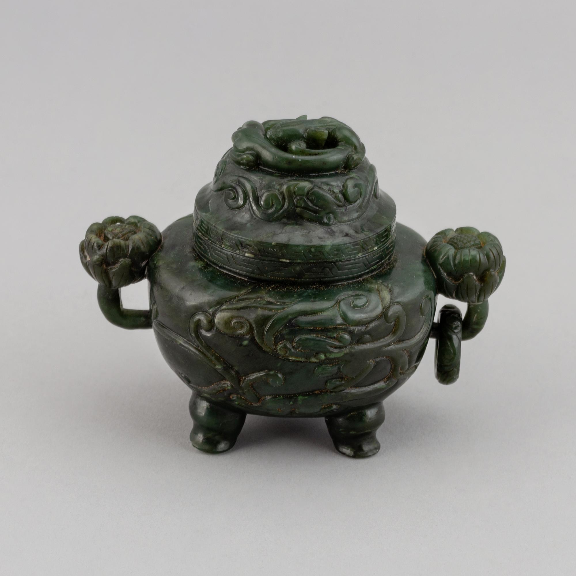 A Chinese bowenite/serpentine censer with cover, first half of 20th Century.