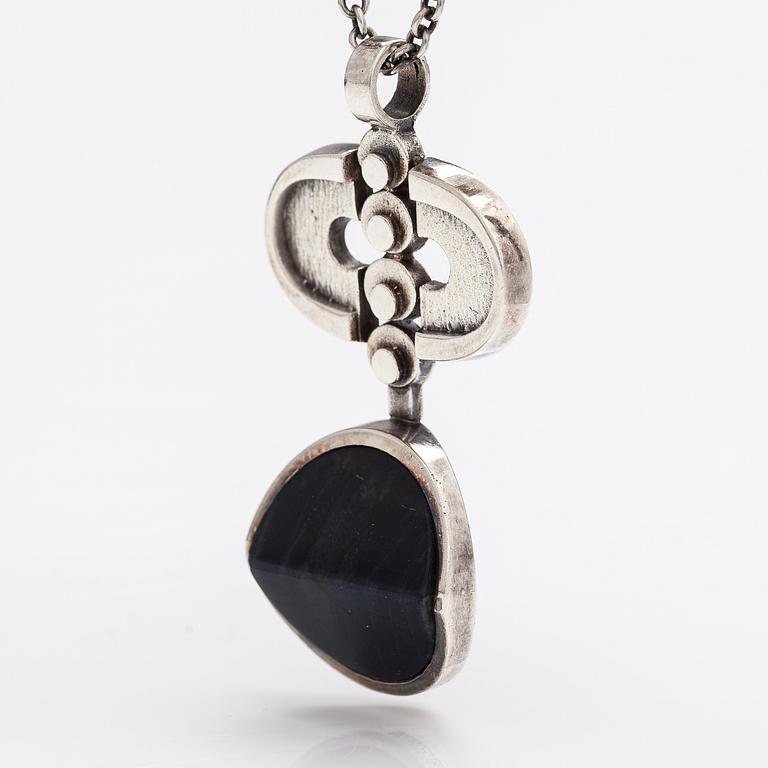 Jorma Laine, A silver necklace with a spectrolite. Turun Hopea, Turku 1975.