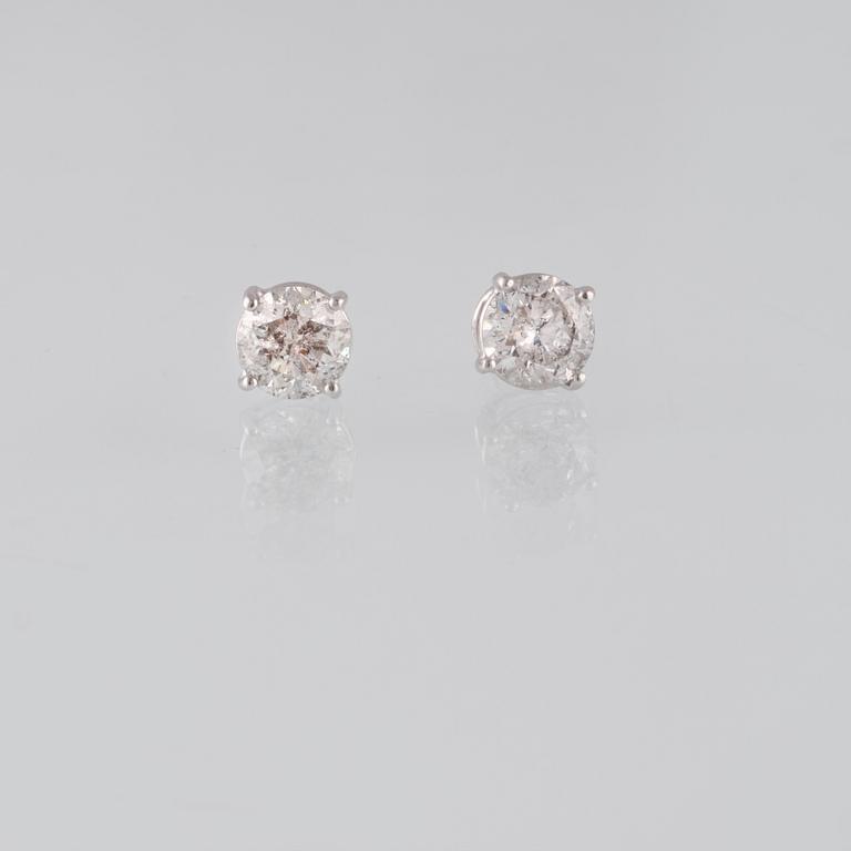 ÖRHÄNGEN, 18K vitguld med briljantslipade diamanter ca 1.83 ct. Vikt  2,1 gram.