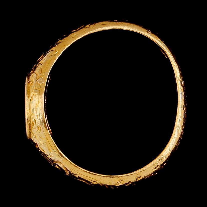 RING, 23 k guld. Vikt ca 6,1 g.
